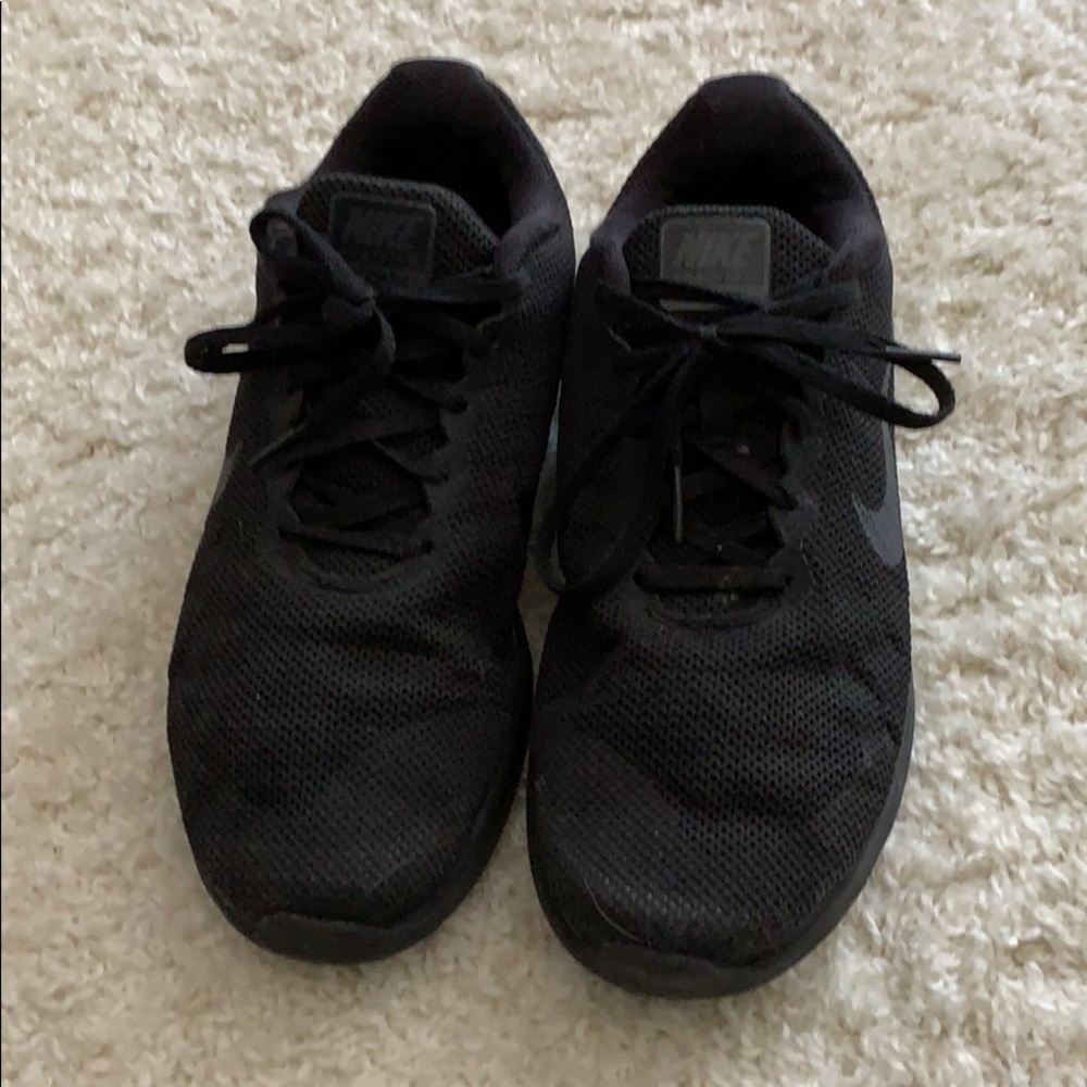 Women’s Nike tennis shoes